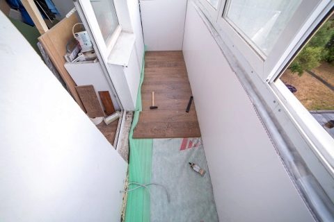 как лучше класть ламинат на балконе вдоль или поперек. Смотреть фото как лучше класть ламинат на балконе вдоль или поперек. Смотреть картинку как лучше класть ламинат на балконе вдоль или поперек. Картинка про как лучше класть ламинат на балконе вдоль или поперек. Фото как лучше класть ламинат на балконе вдоль или поперек